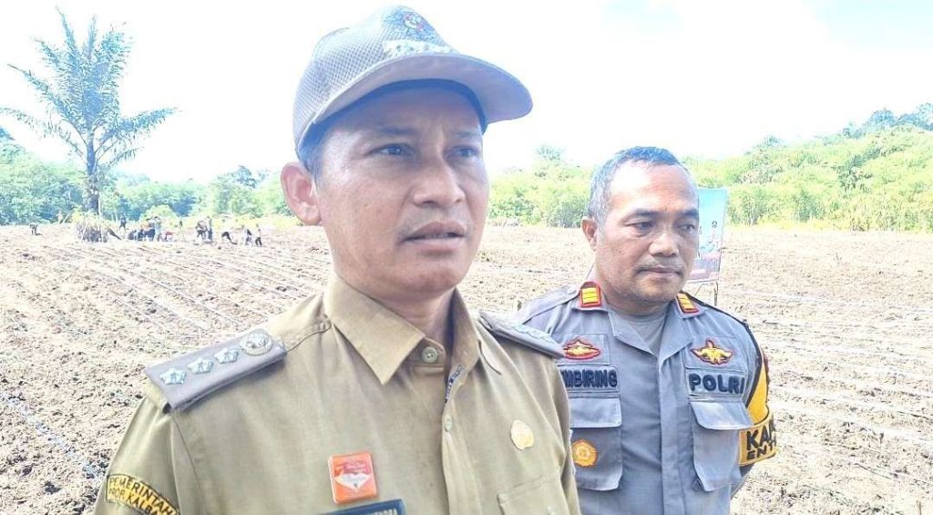 Camat Entikong, Yulius Eka Suhendra saat penanaman jagung bersama Polsek Entikong. Foto: RRI/Rangga.